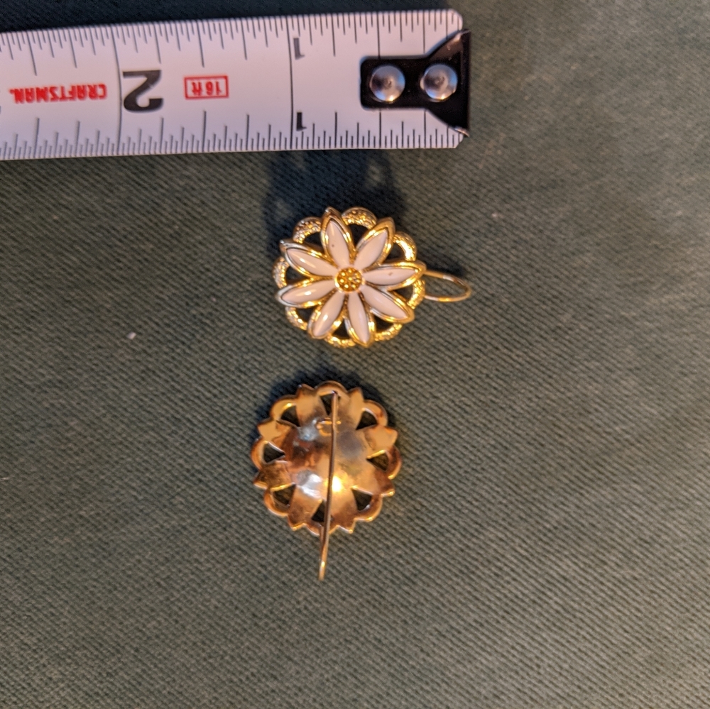 Small round daisy earrings